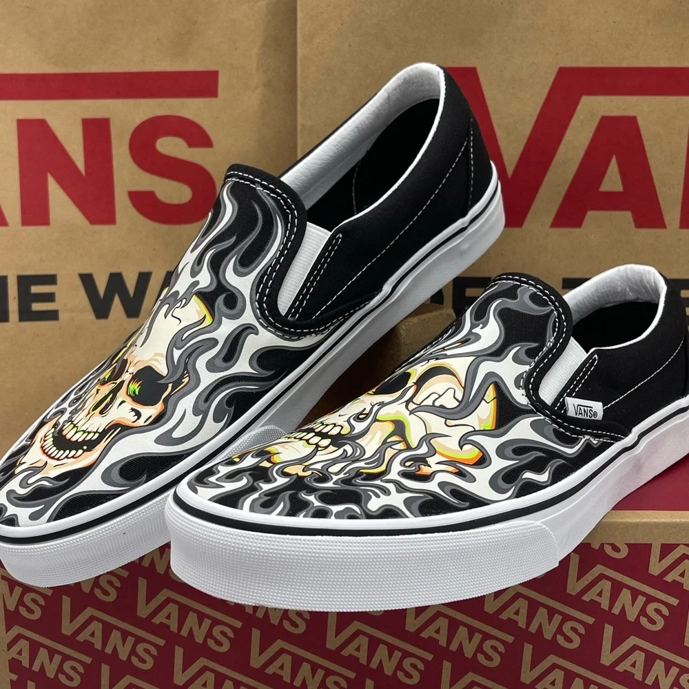 Vans WMNS Black Skull Design Bold Classic Slip-On
Flame Skull Black/True White - Picture 13 of 16